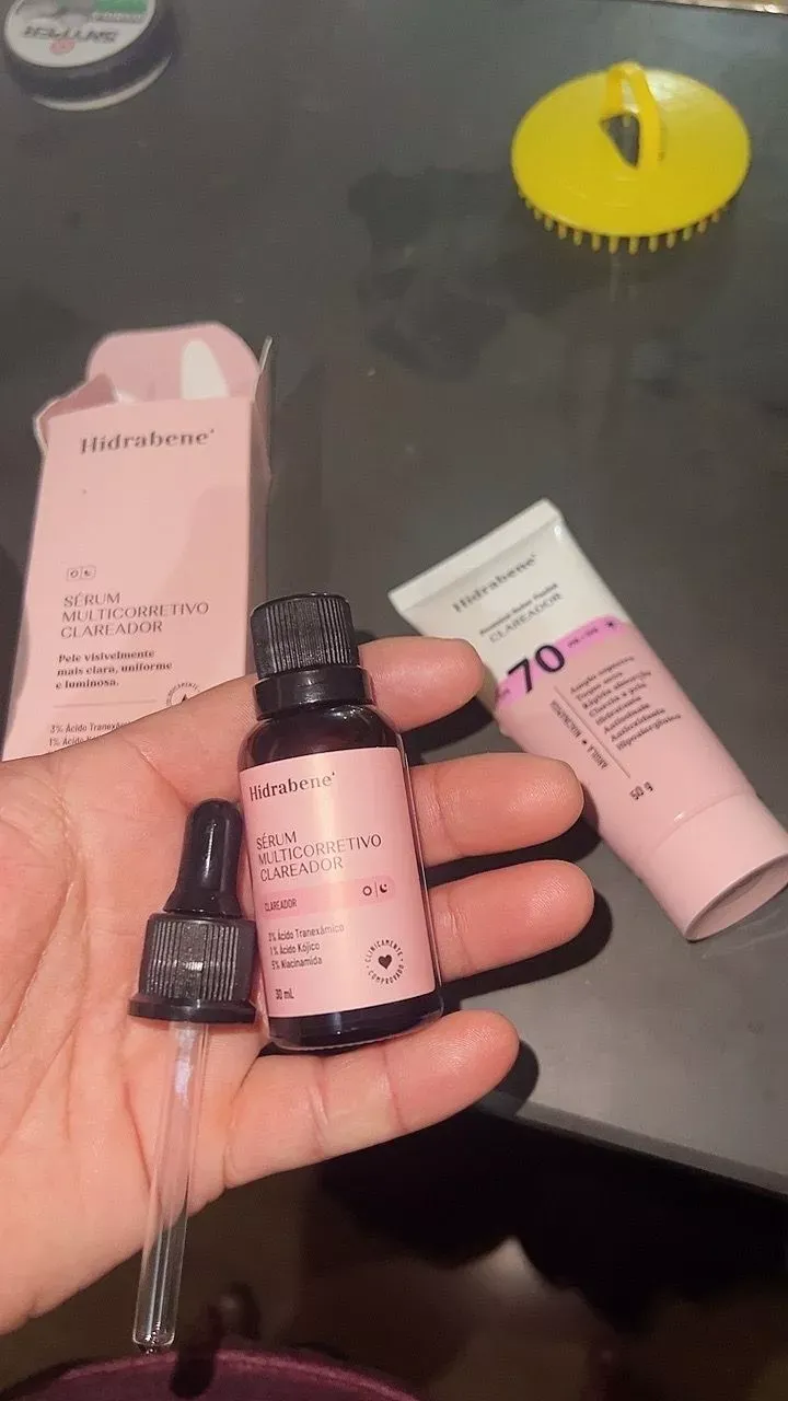 Cliente segurando o Sérum Multicorretivo Hidrabene