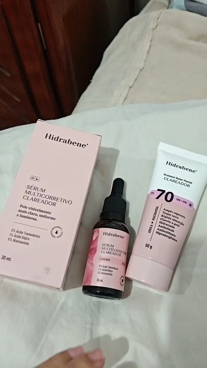 Cliente mostrando o Sérum e o Protetor Solar Hidrabene recebidos