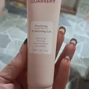 Cliente segurando o gel esfoliante QUARXERY